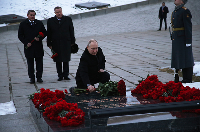 Президент РФ Владимир Путин возлагает цветы к могиле маршала Советского Союза В. И. Чуйкова.