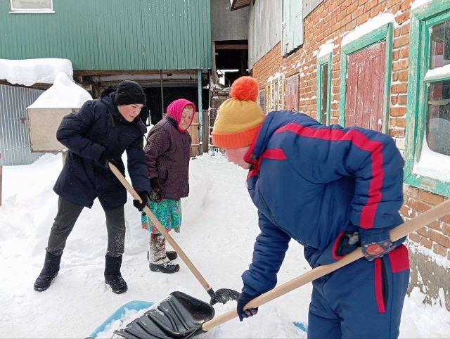 Школьники тоже взялись за лопаты – помогают пожилым сельчанам.