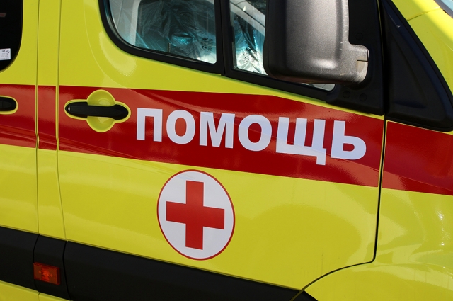 На место происшествия прибыла машина скорой помощи.