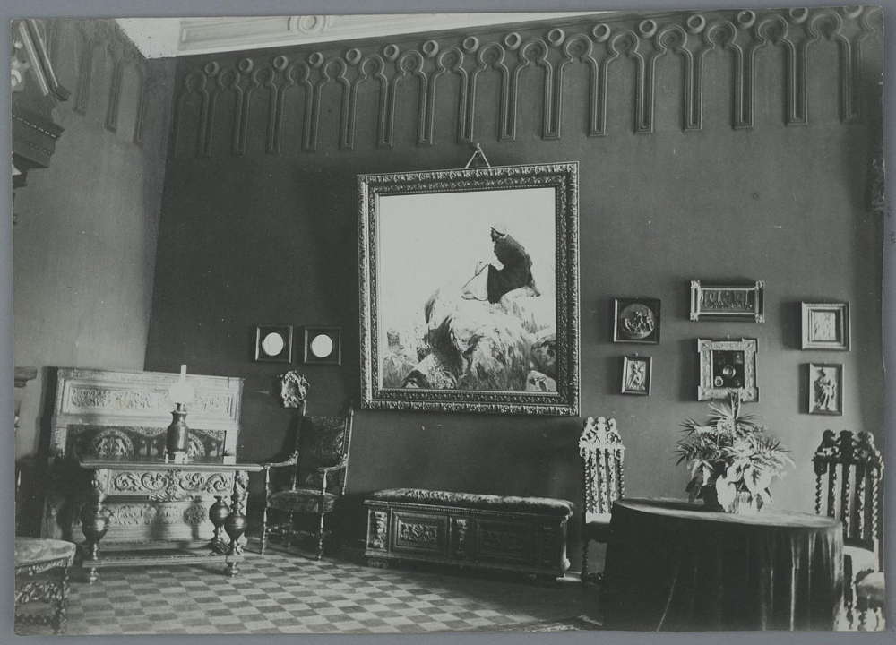 Усадьба в Карачарово. Вид комнаты с картиной В. Поленова «Мечты». 1899 год.