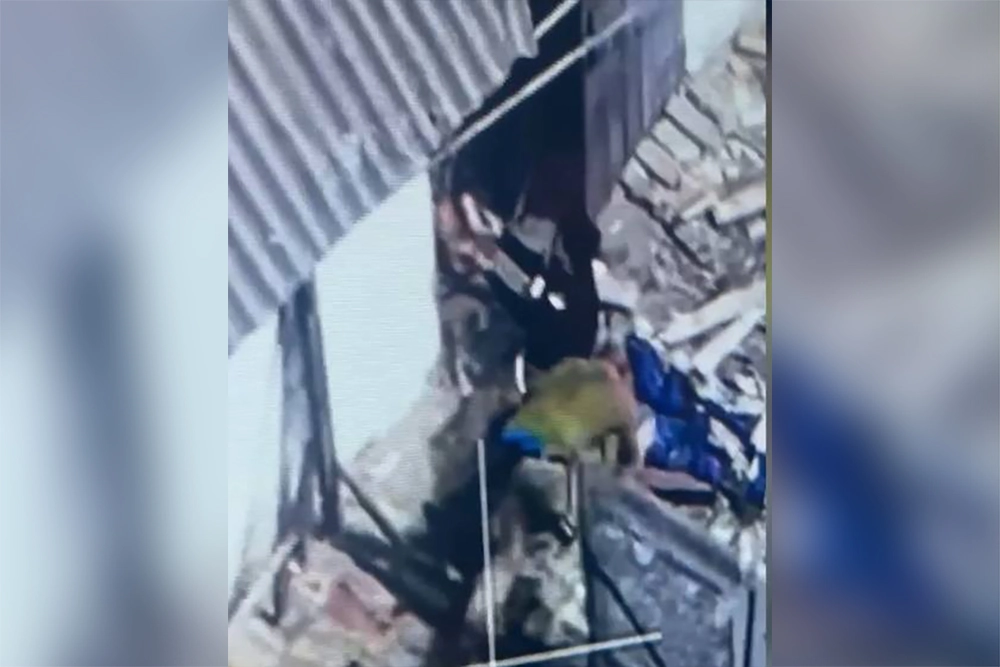 Двое украинских солдат сдаются в плен (видео с коптера).