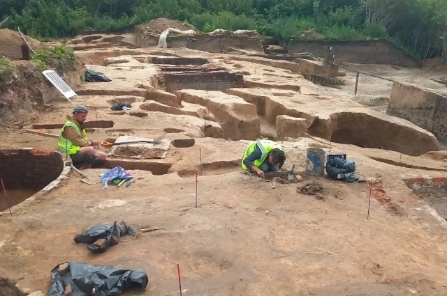 На раскопе в полторы тысячи квадратных метров на улице Новослободской обнаружили больше тысячи индивидуальных находок, не считая десятков тысяч массового материала – керамики, костей животных.