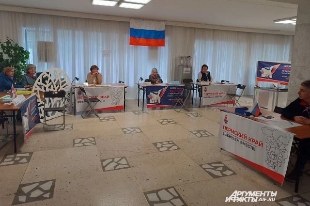 Члены УИК ждут избирателей.