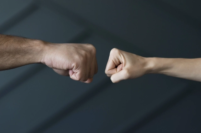 Драка возникла в результате ожесточенного спора.