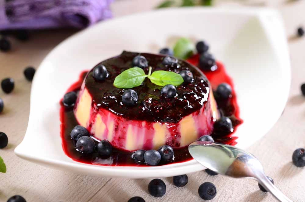 Ванильная панна-котта со смородиной.