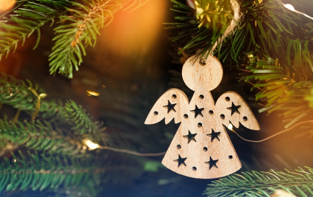 
 Топ-7 новогодних дизайнов. Как украсить ёлку и попасть в тренд 2026?    