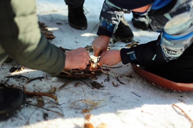 В походах дети учатся разводить огонь, ставить палатку и вязать узлы
