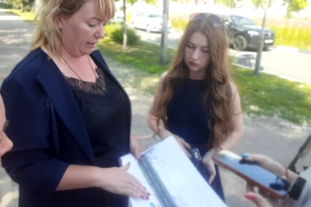 начальник городской службы озеленения Анастасия Румянцева  показала на схеме размещение зеленых насаждений после проведения работ на улице Чумичова.