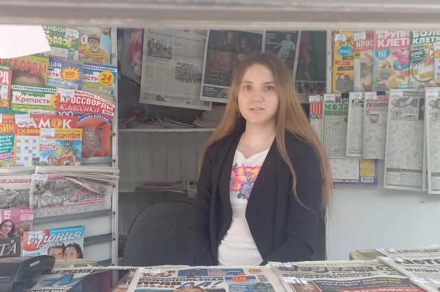 Екатерина говорит, что покупатели в киоске есть всегда.
