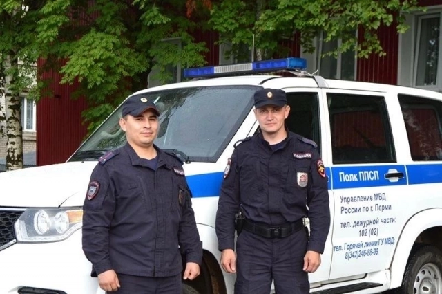 Полицейские спасли девушку.