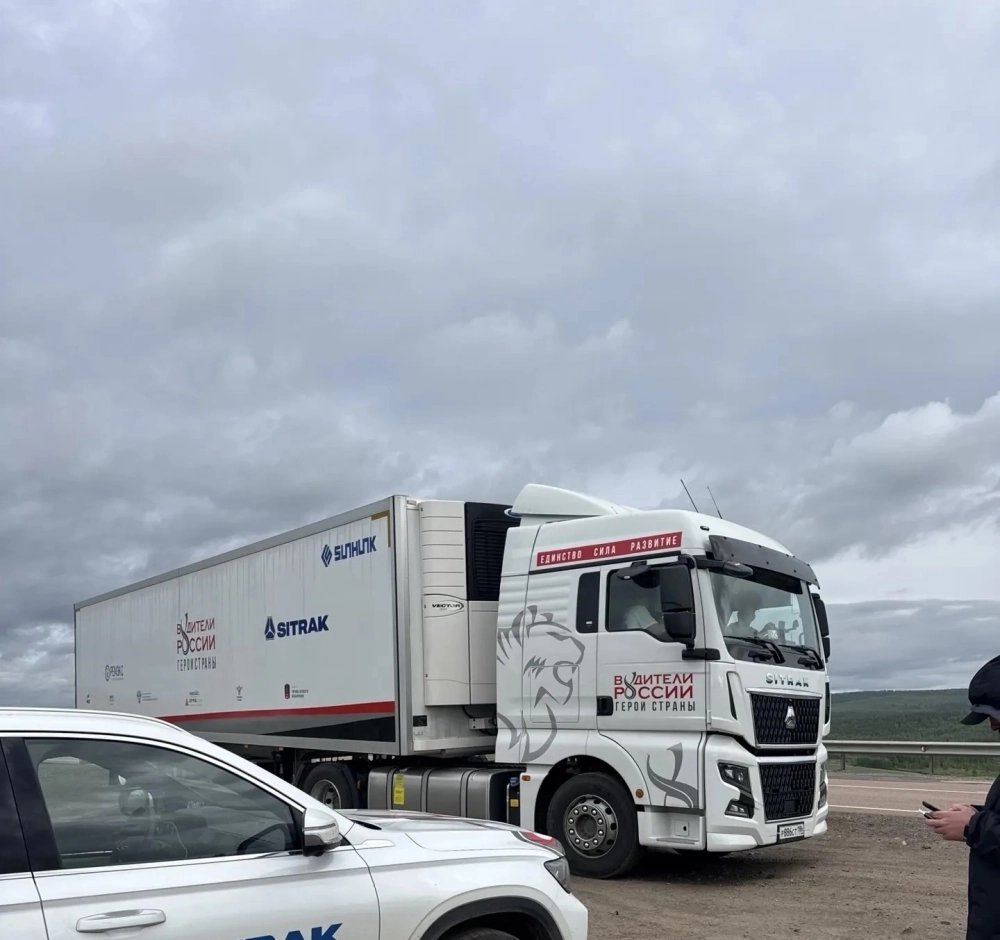Крымчанин протащил за собой на 20 метров тягач Sitrak C7H MAX, общий вес которого с прицепом составляет 16,8 тонны