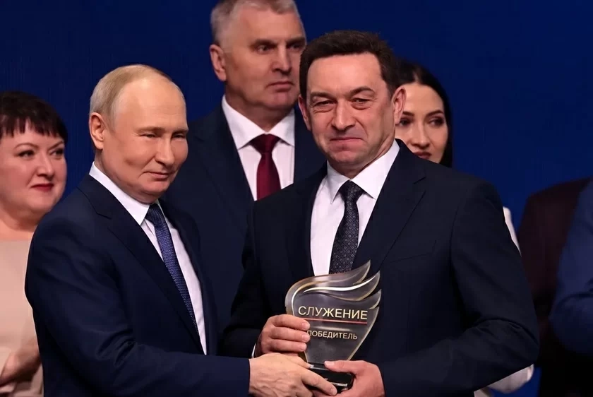 Владимир Путин наградил Евгения Филонова наградой премии Служение. 