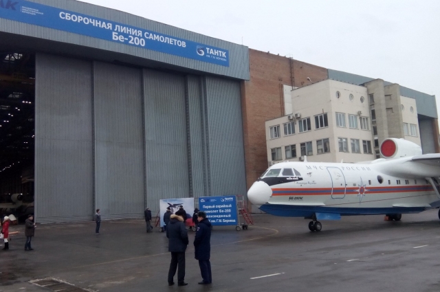 На заводе Бериева выпускают самолет-амфибии МЧС для тушения пожаров.