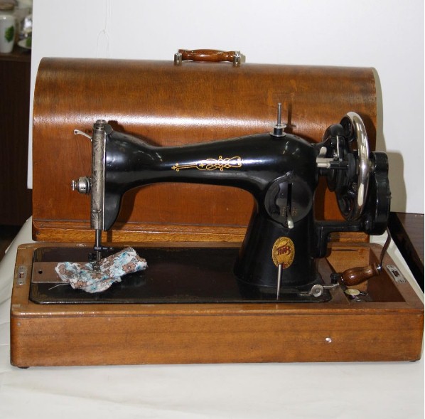 Швейная машинка Зингера. На таких машинках успешно работали наши мамы и бабушки. Для того, чтобы понять сможете ли вы шить — достаточно и такой.