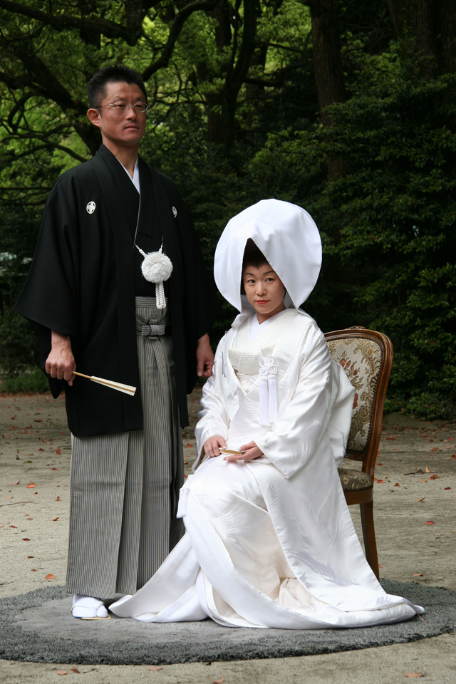 Жених и невеста в традиционных свадебных костюмах.