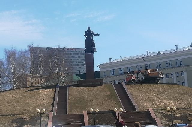 Памятник Муллануру Вахитову в центре Казани.