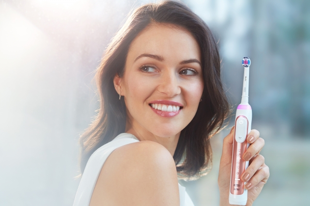 Женщинам в положении стоматологи рекомендуют пользоваться щетками с возвратно-вращательной технологией последних моделей, как у Oral-B GENIUS.