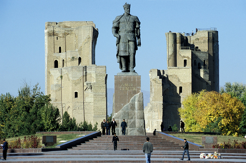 Памятник Тамерлану в Узбекистане