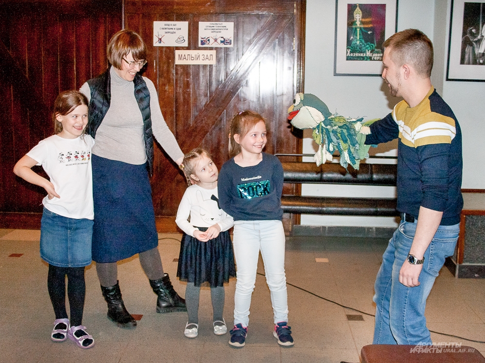 Дети с большим удовольствием общались с театральными куклами на одном языке. 