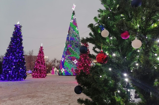 Новогодний городок - украшение площади им. Ленина.