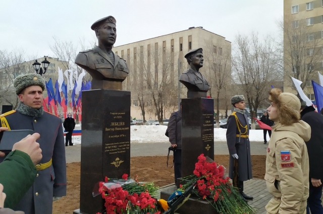 Бюст героям-десантникам В. Лебедеву и Р. Сираеву. 