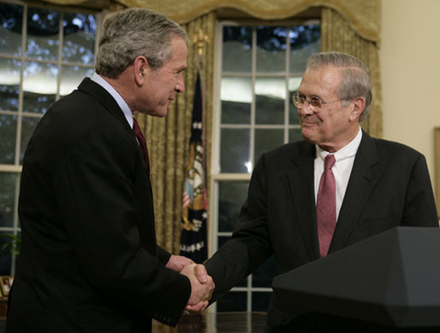 Дональд Рамсфельд (справа) и Джордж Буш.