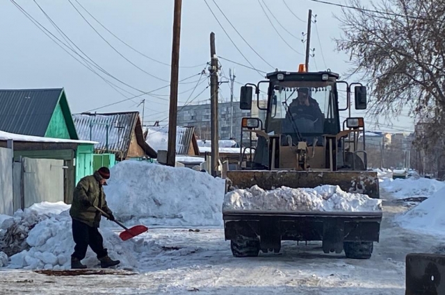 Работа по вывозу снега и откачке воды с улиц ведётся в круглосуточном режиме.