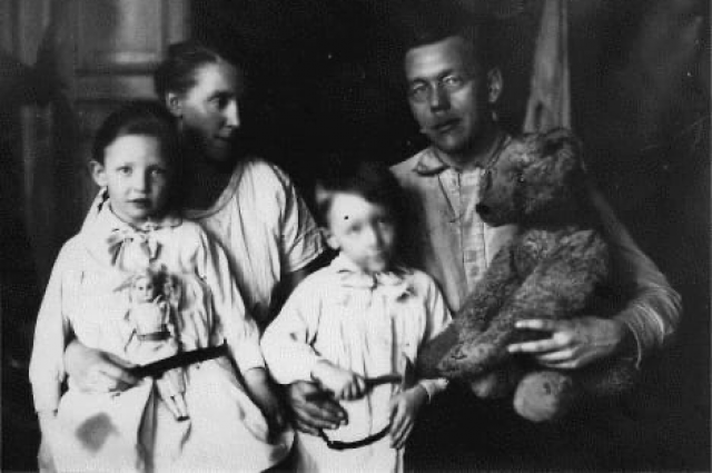 Петр Триодин с женой Ольгой и детьми. 
