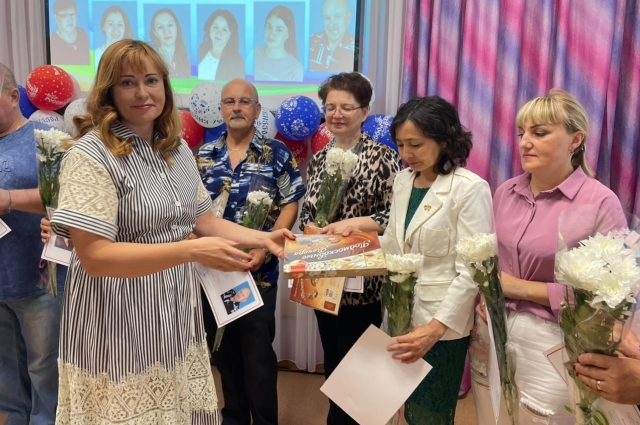 Наталья Старовойтова поздравила сотрудников Центра социальной помощи «Рябинушка».