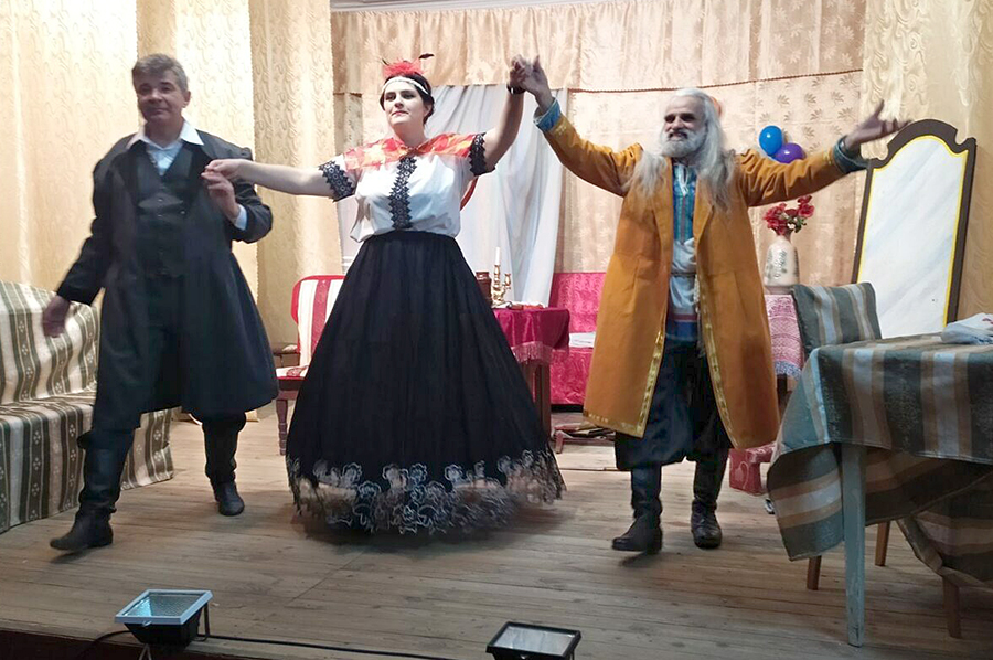 Актёрская игра помогает Валерию Яблочкову (на фото справа) чувствовать  себя молодым и нужным людям.