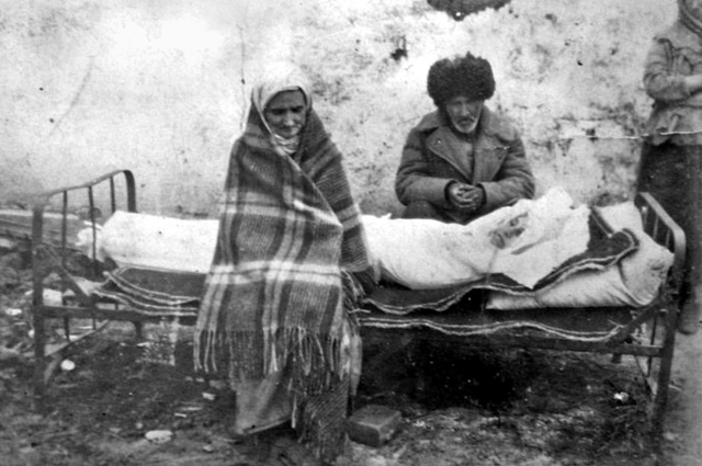 Ингушская семья Газдиевых у тела умершей дочери. Казахстан, 1944 год.