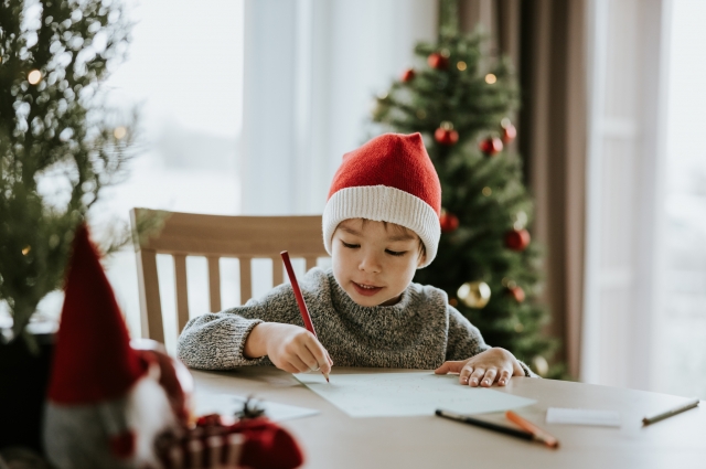 Письма Деду Морозу пишут все дети, а желания у всех разные.