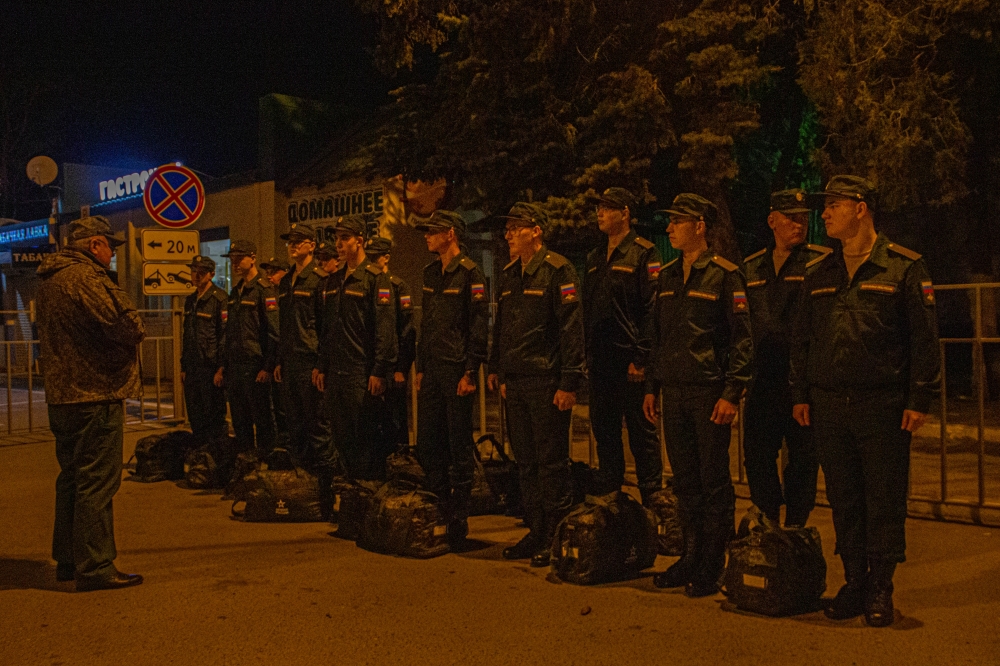 Полковник Олег Сухачёв наставляет призывников у ж/д вокзала в Ставрополе.