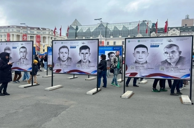 Выставка портретов героев открылась на Центральной площади Владивостока.