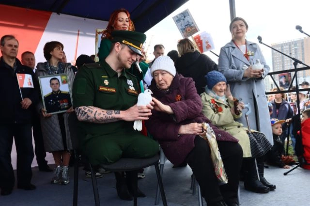 Белые голуби взмыли в небо над Академическим районом Екатеринбурга