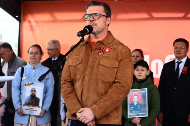 Белые голуби взмыли в небо над Академическим районом Екатеринбурга