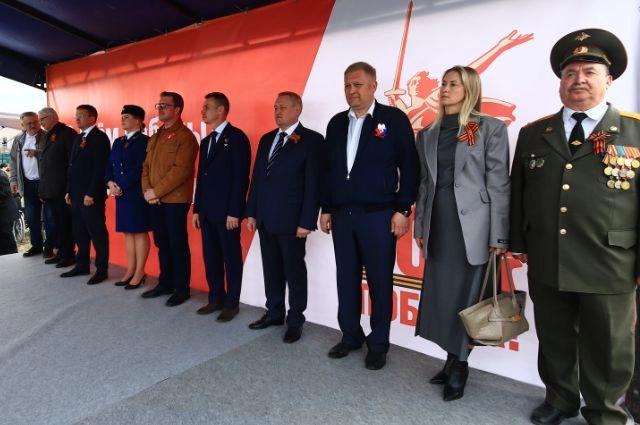 Белые голуби взмыли в небо над Академическим районом Екатеринбурга