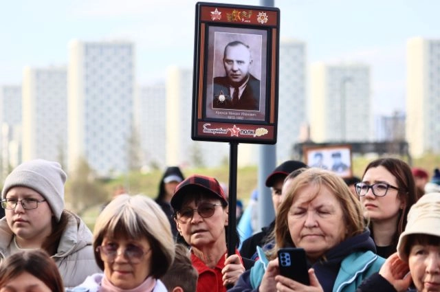 Белые голуби взмыли в небо над Академическим районом Екатеринбурга