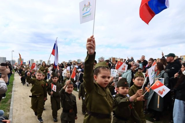 Белые голуби взмыли в небо над Академическим районом Екатеринбурга