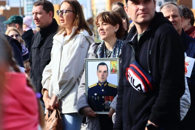 Белые голуби взмыли в небо над Академическим районом Екатеринбурга