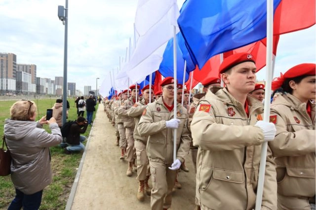 Белые голуби взмыли в небо над Академическим районом Екатеринбурга