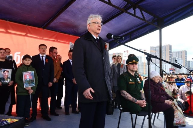 Белые голуби взмыли в небо над Академическим районом Екатеринбурга