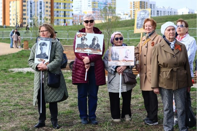 Белые голуби взмыли в небо над Академическим районом Екатеринбурга