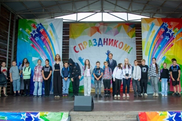 Первые 127 ребят получили в подарок к учебному году портфели, укомплектованные школьно-письменными принадлежностями.