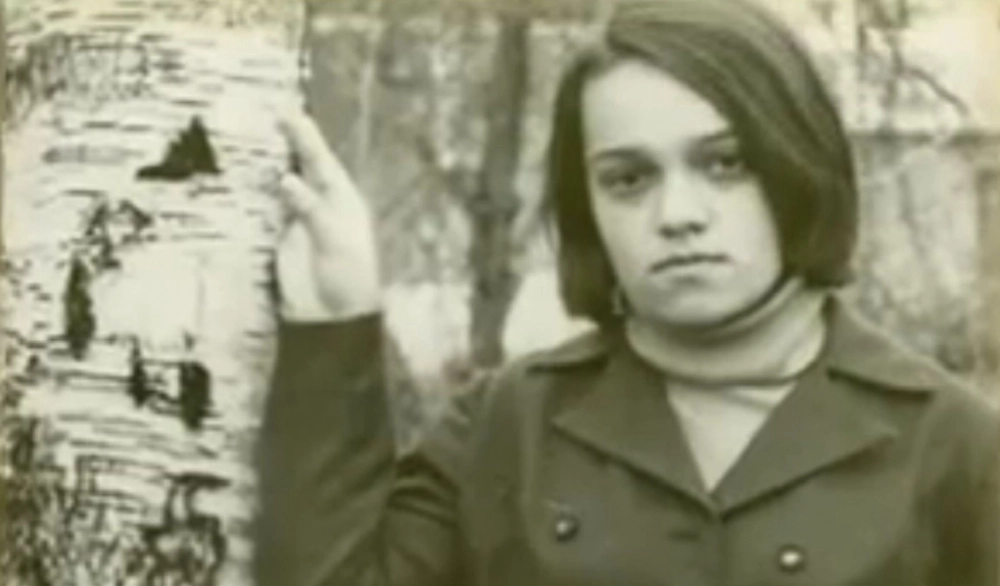 Матери Надежда лишилась рано, а мачеха её невзлюбила.