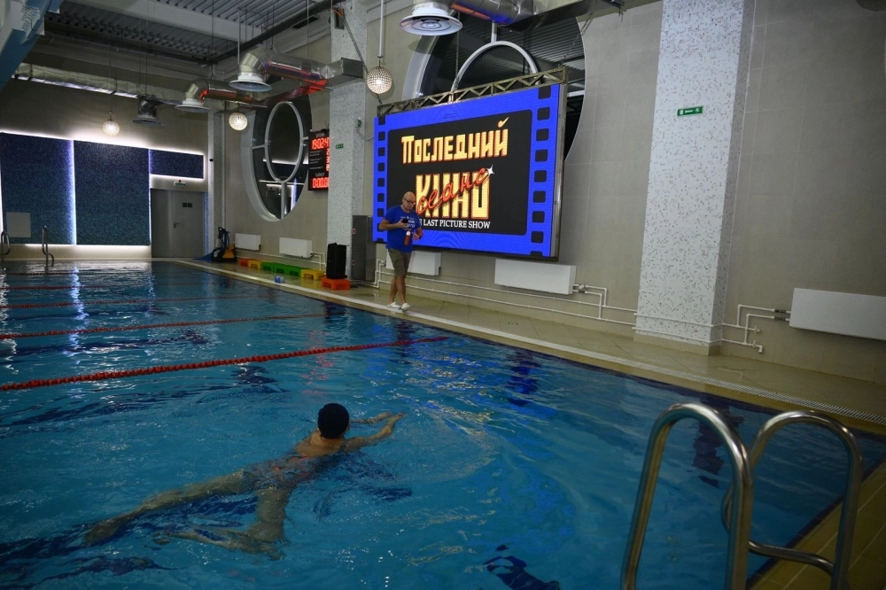 Увидеть фильмы можно было на 16 площадках, в том числе — впервые в этом году — в бассейне. Зрители плавали и смотрели анимационное кино.