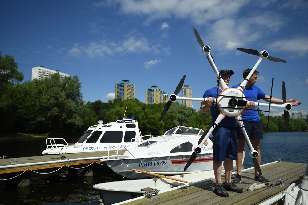 Беспилотная авиационная система способна автоматически мониторить ситуацию на воде в ответственных зонах МГПСС и удаленно транслировать обстановку на поисково-спасательные станции, а также доставлять на место бедствия необходимые средства спасения: спасательный жилет, медицинский чемоданчик.