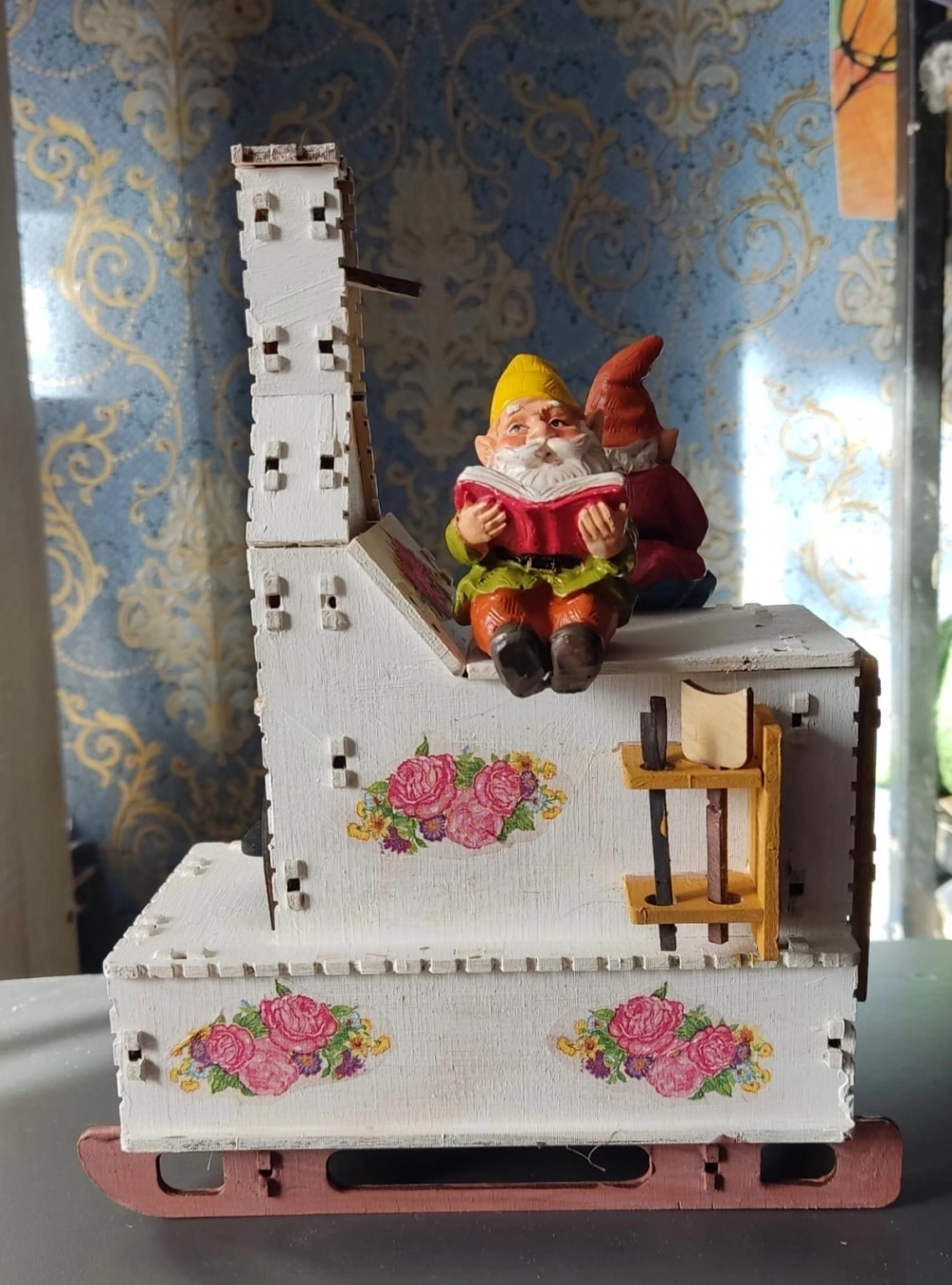 Миниатюрная мебель — это, как правило, самая сложная часть работы.