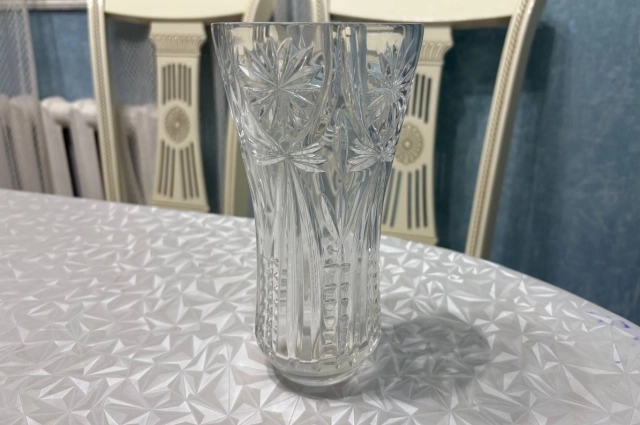 В хрустальные вазы ставили подаренные на 8 Марта тюльпаны, мимозы и гвоздики.