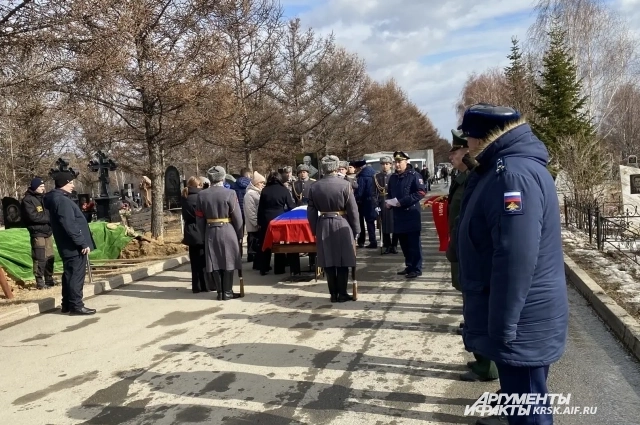 На похоронах оркестр исполнял гимн России. Гроб был накрыт триколором.